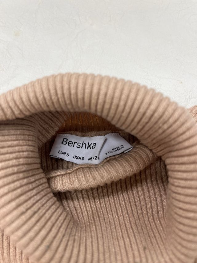 Vestido canelado cuello alto beige