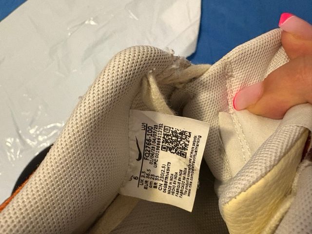 Deportivas Nike Beige y Rojo. unisex