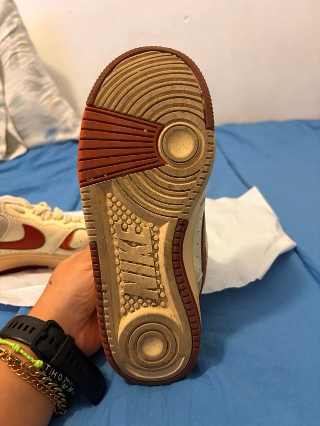 Deportivas Nike Beige y Rojo. unisex