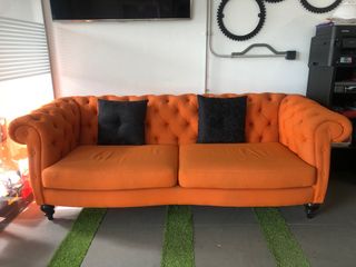 Divano Chesterfield arancione poco usato