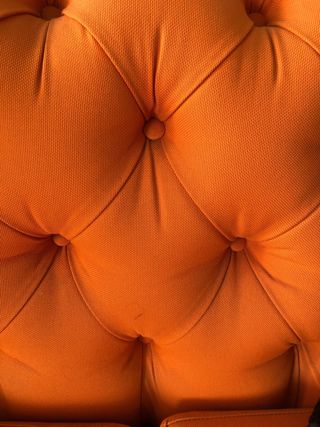 Divano Chesterfield arancione poco usato