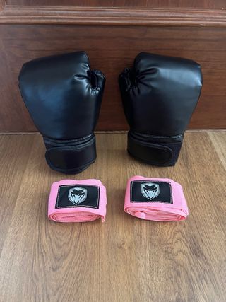 Guantes Boxeo Negros y Vendas Rosas.