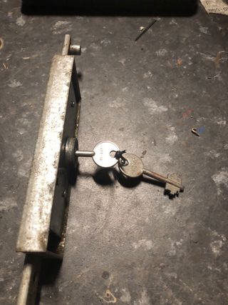 Cerradura persiana metálica con llaves