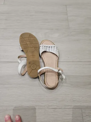 Sandalias niña blancas y beige