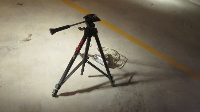 Trípode marca Solidex y potente foco