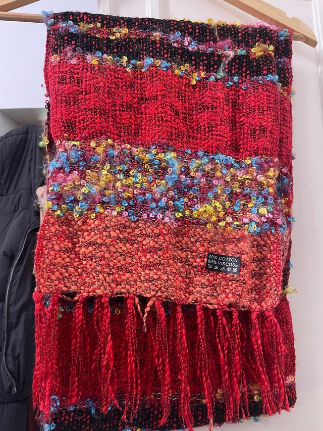 Bufanda tejida multicolor con flecos
