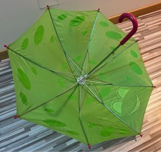 Paraguas infantil verde con cara de rana
