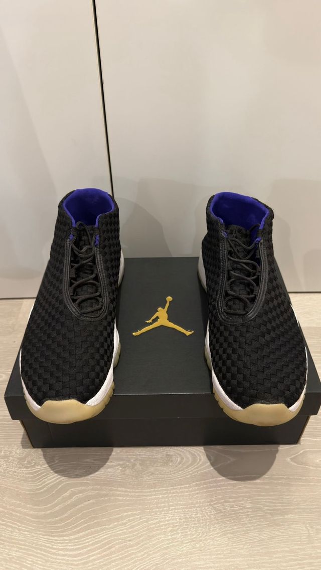 Zapatilla Jordan Future Negra y Morada