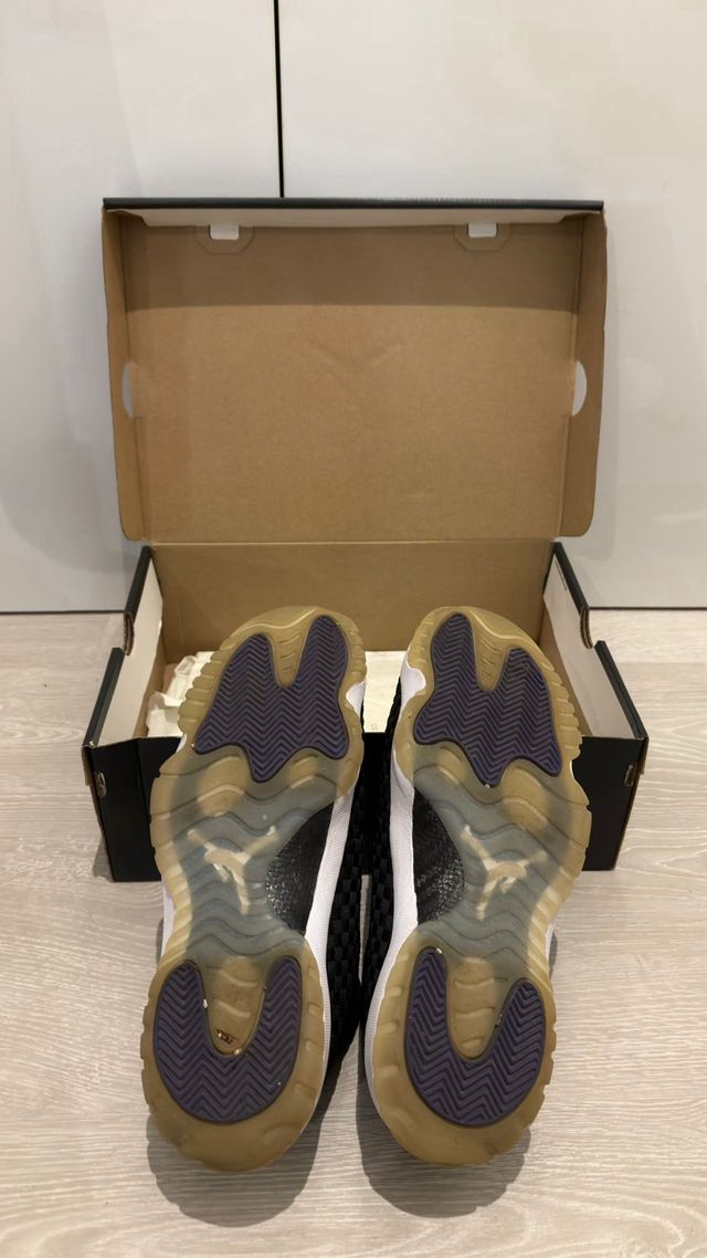 Zapatilla Jordan Future Negra y Morada