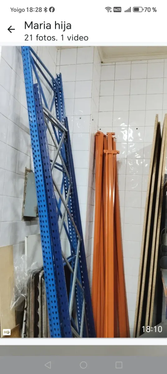 Estanterías metálicas azules y naranjas