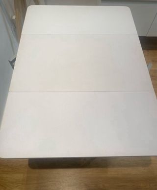 Mesa plegable blanca y gris