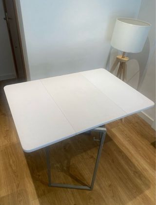 Mesa plegable blanca y gris