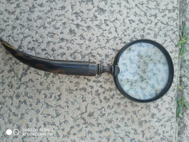 Lupa antigua con mango de cuerno