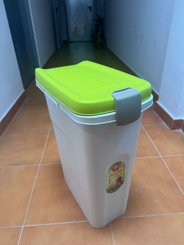Contenedor de pienso para mascotas