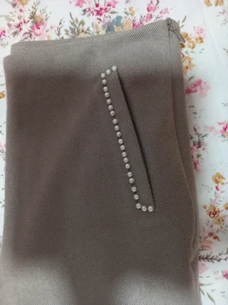 Pantalón Zara beige con perlitas