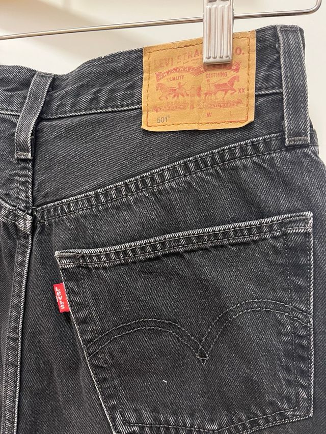 Levi's 501 gris desgastado