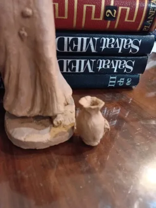 Escultura terracota mujer con cántaro