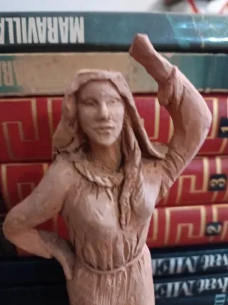 Escultura terracota mujer con cántaro