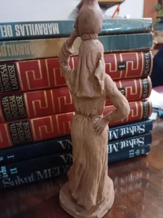 Escultura terracota mujer con cántaro