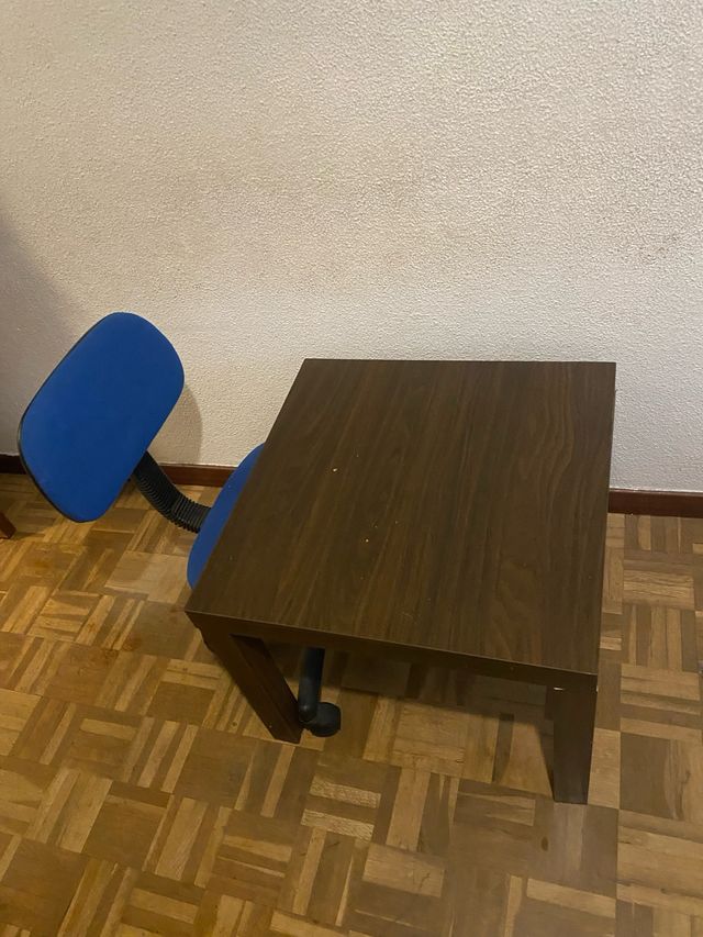 Mesa y silla giratoria azul y marrón