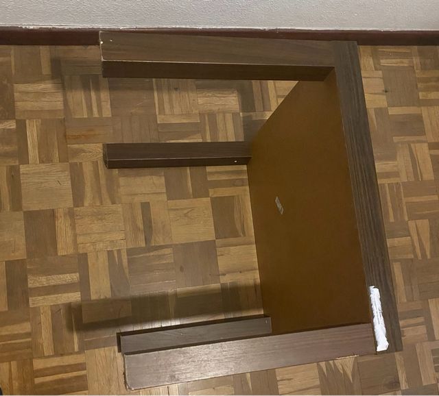 Mesa y silla giratoria azul y marrón