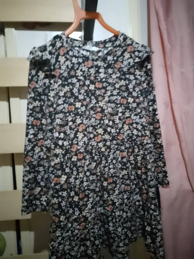 Vestido niña 6 años floral los vendo por 4 cada un