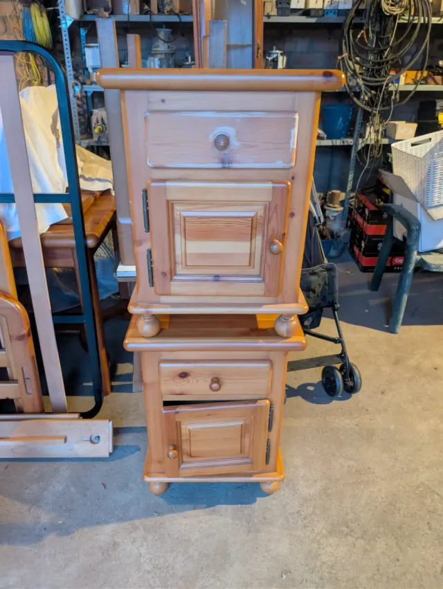 2 Mesitas de noche de madera