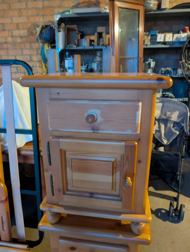 2 Mesitas de noche de madera