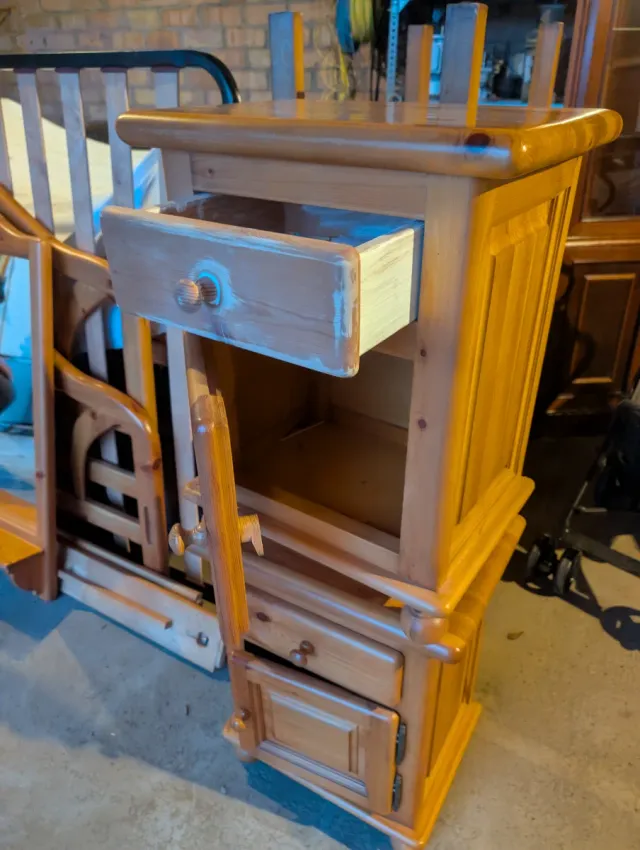 2 Mesitas de noche de madera