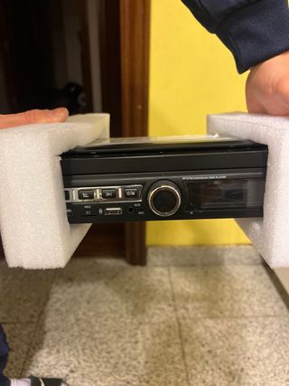 Pantalla de coche con mando