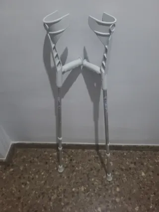 Muletas ajustables adulto/ niño.