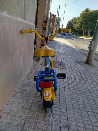 Bici infantil azul y amarilla freno contrapedal