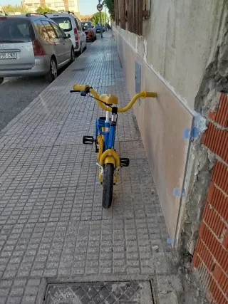 Bici infantil azul y amarilla freno contrapedal
