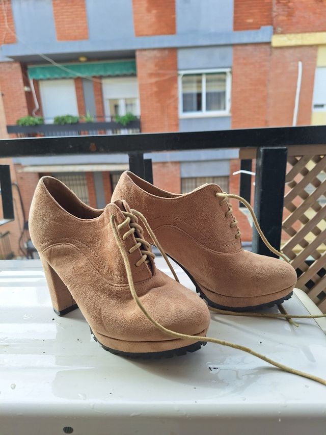 Botines ante tacón beige