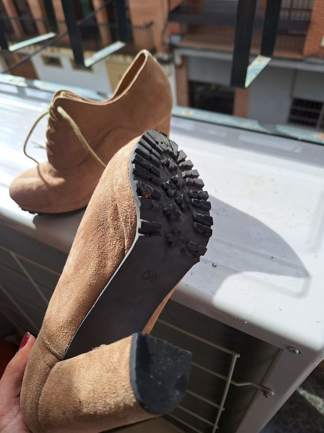 Botines ante tacón beige