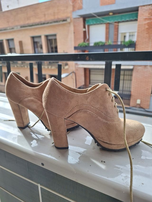 Botines ante tacón beige