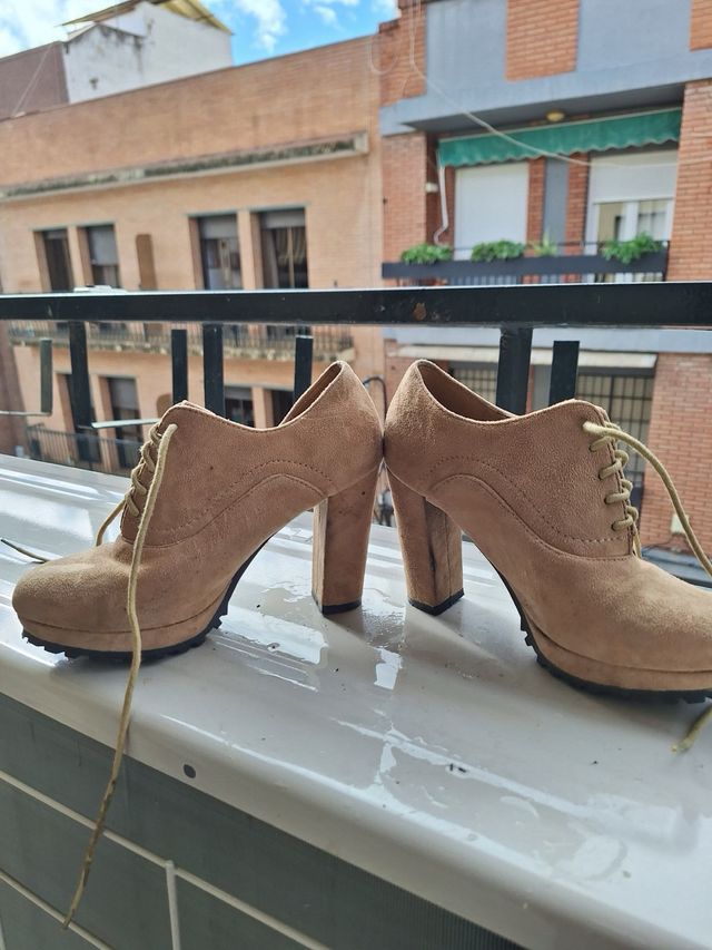 Botines ante tacón beige