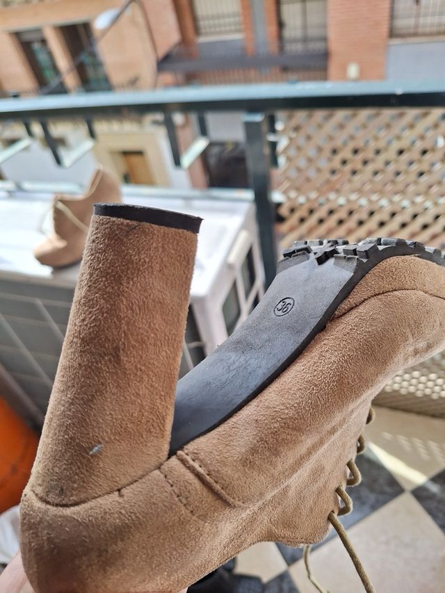 Botines ante tacón beige