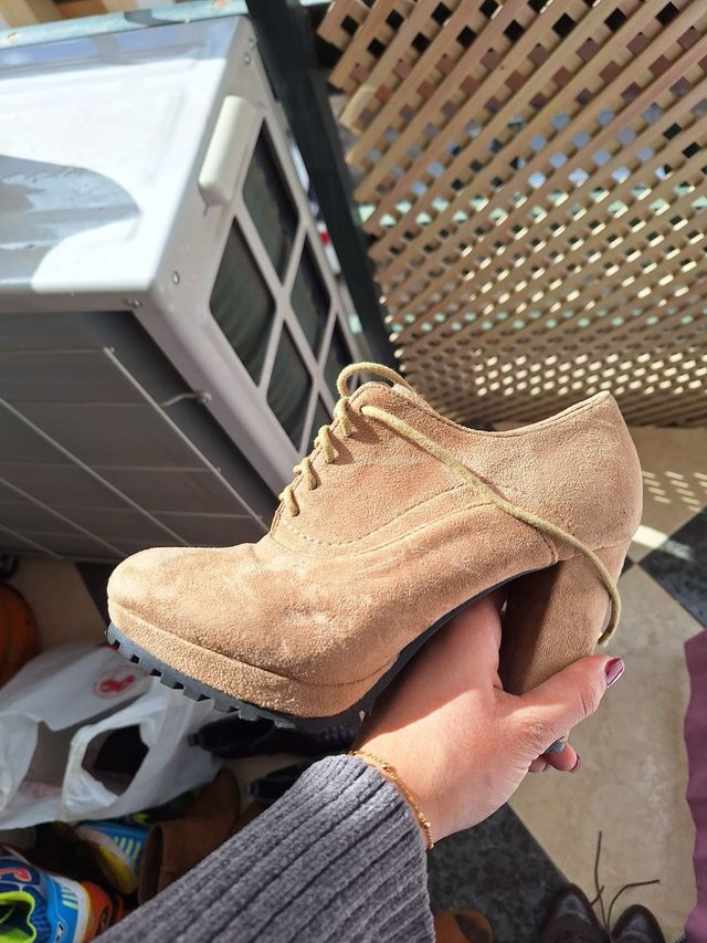 Botines ante tacón beige