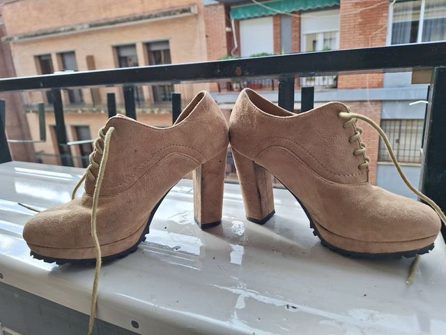 Botines ante tacón beige