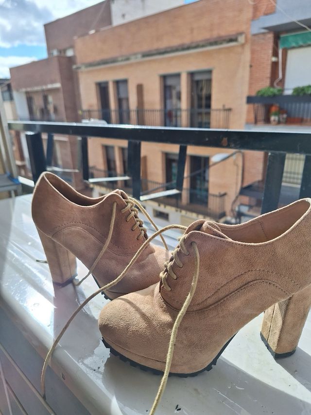 Botines ante tacón beige