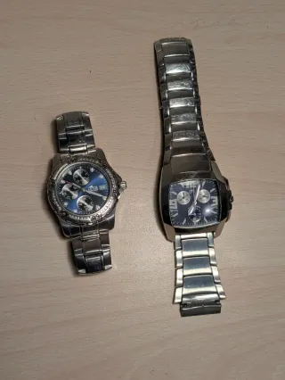 Dos relojes Lotus plateados y azules