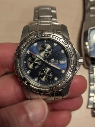 Dos relojes Lotus plateados y azules