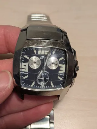 Dos relojes Lotus plateados y azules