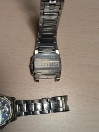 Dos relojes Lotus plateados y azules