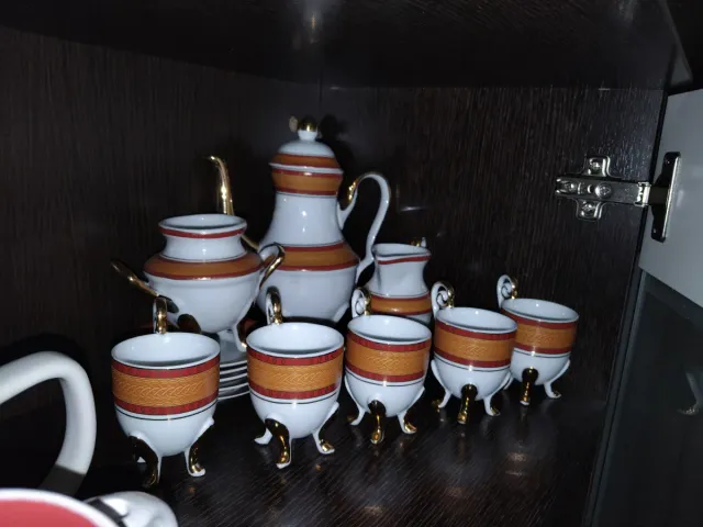 Juego de café de porcelana con detalles dorados