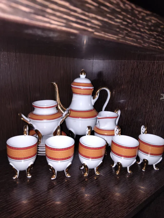 Juego de café de porcelana con detalles dorados