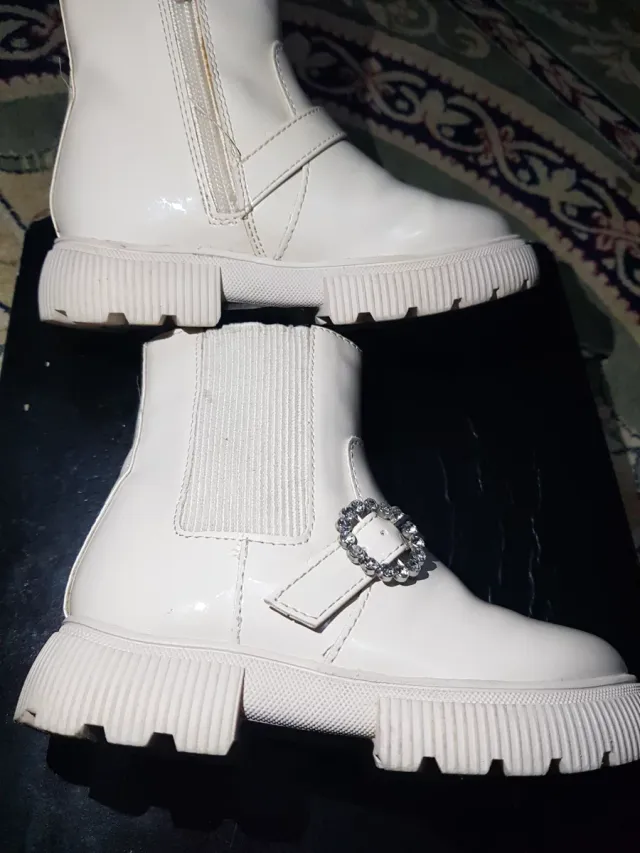 Botas niña crema con hebilla y cremallera