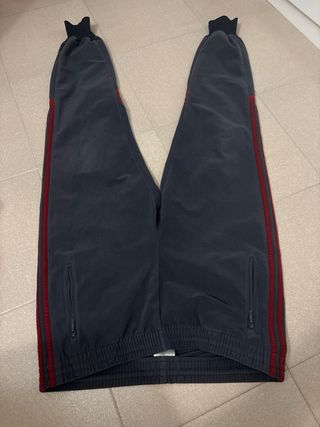 Pantalón Adidas Challenger Gris y Rojo