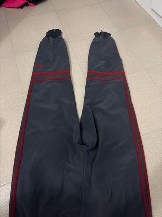 Pantalón Adidas Challenger Gris y Rojo